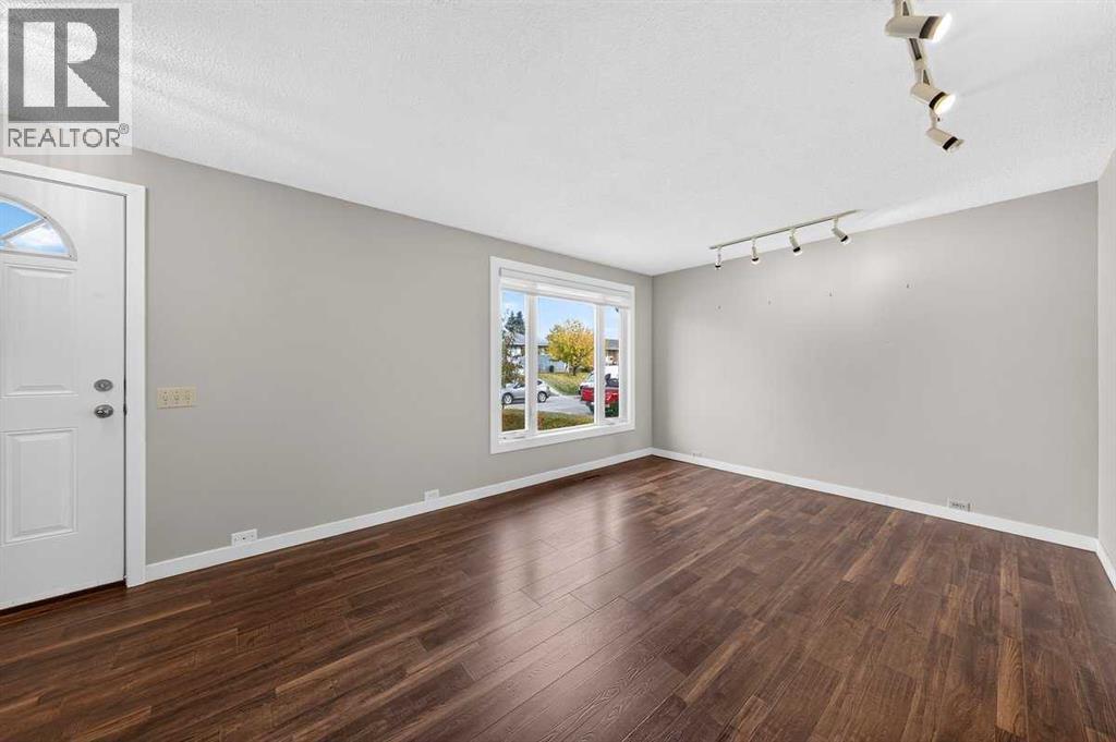 255 Huntridge Way NE, Calgary, Alberta  T2K 4C4 - Photo 6 - A2351748