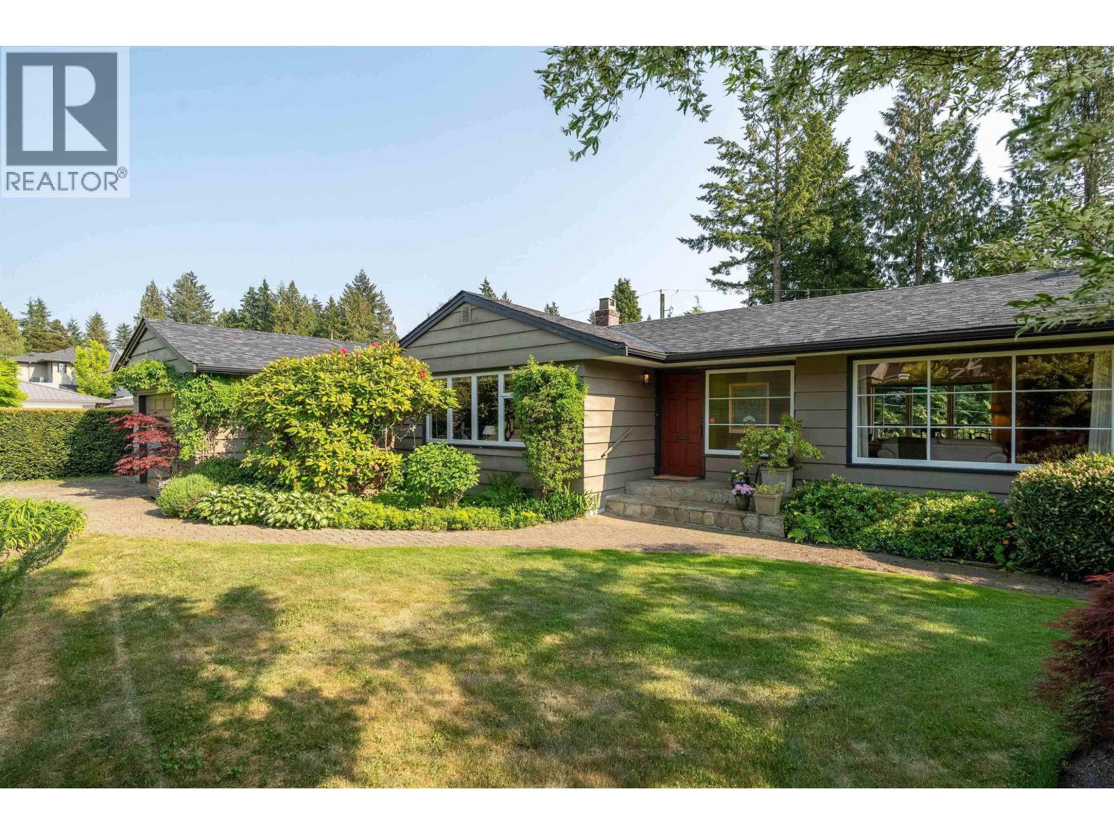 915 Wentworth Avenue, North Vancouver, British Columbia  V7R 1R8 - Photo 2 - R3166963