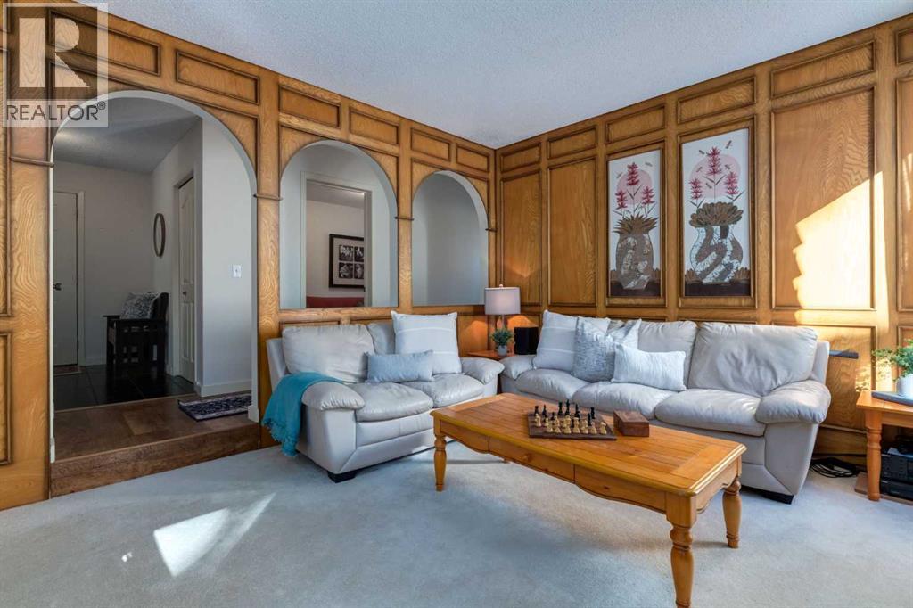 9 Redwood Meadows Close
