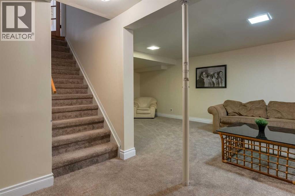 9 Redwood Meadows Close