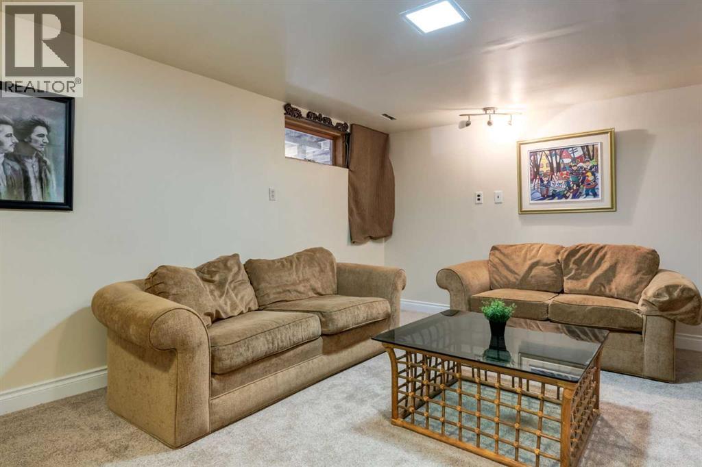 9 Redwood Meadows Close