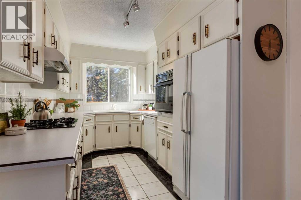 9 Redwood Meadows Close