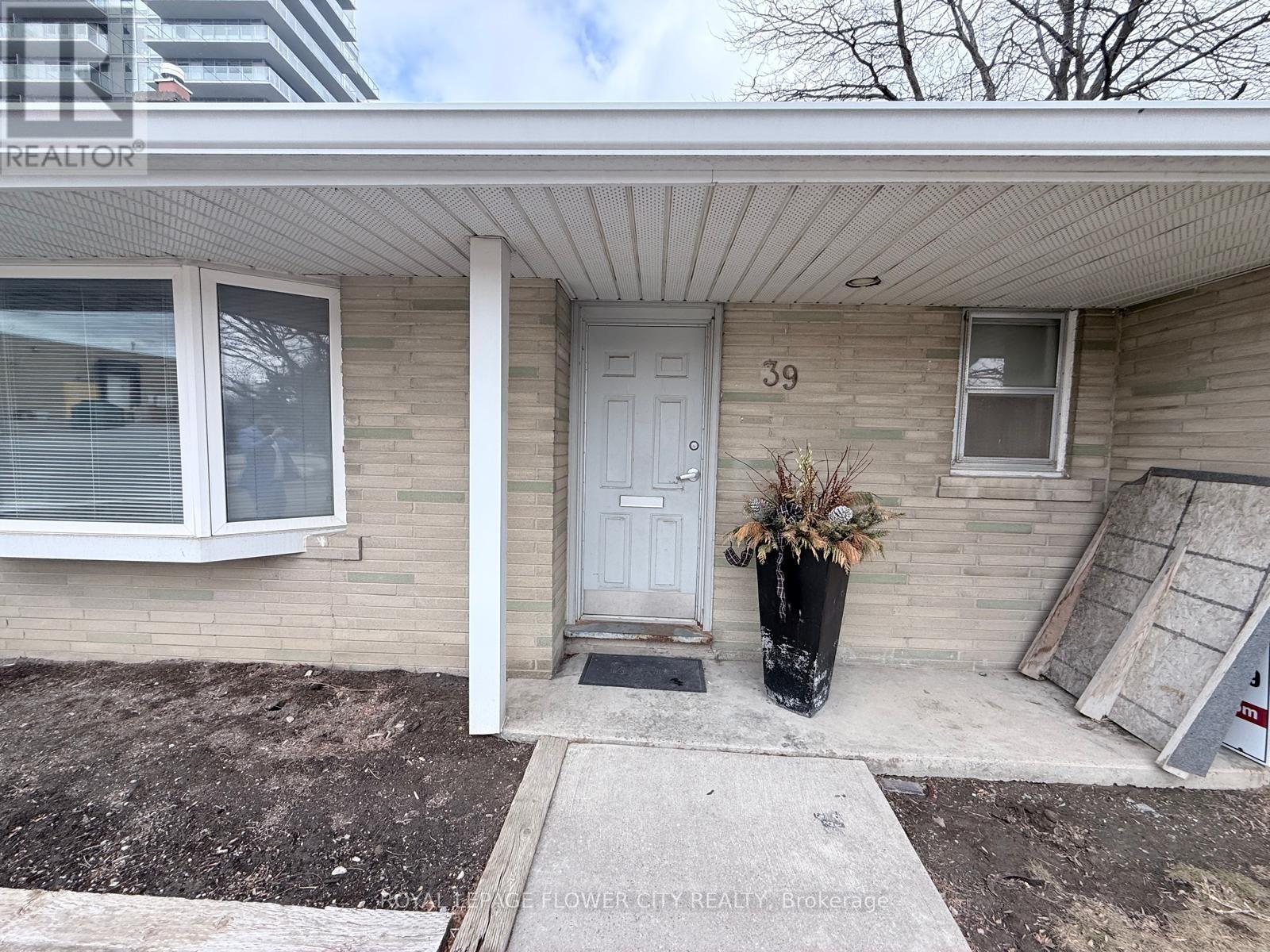 39 Parkside Drive, Newmarket, Ontario  L3Y 4R7 - Photo 3 - N14033984
