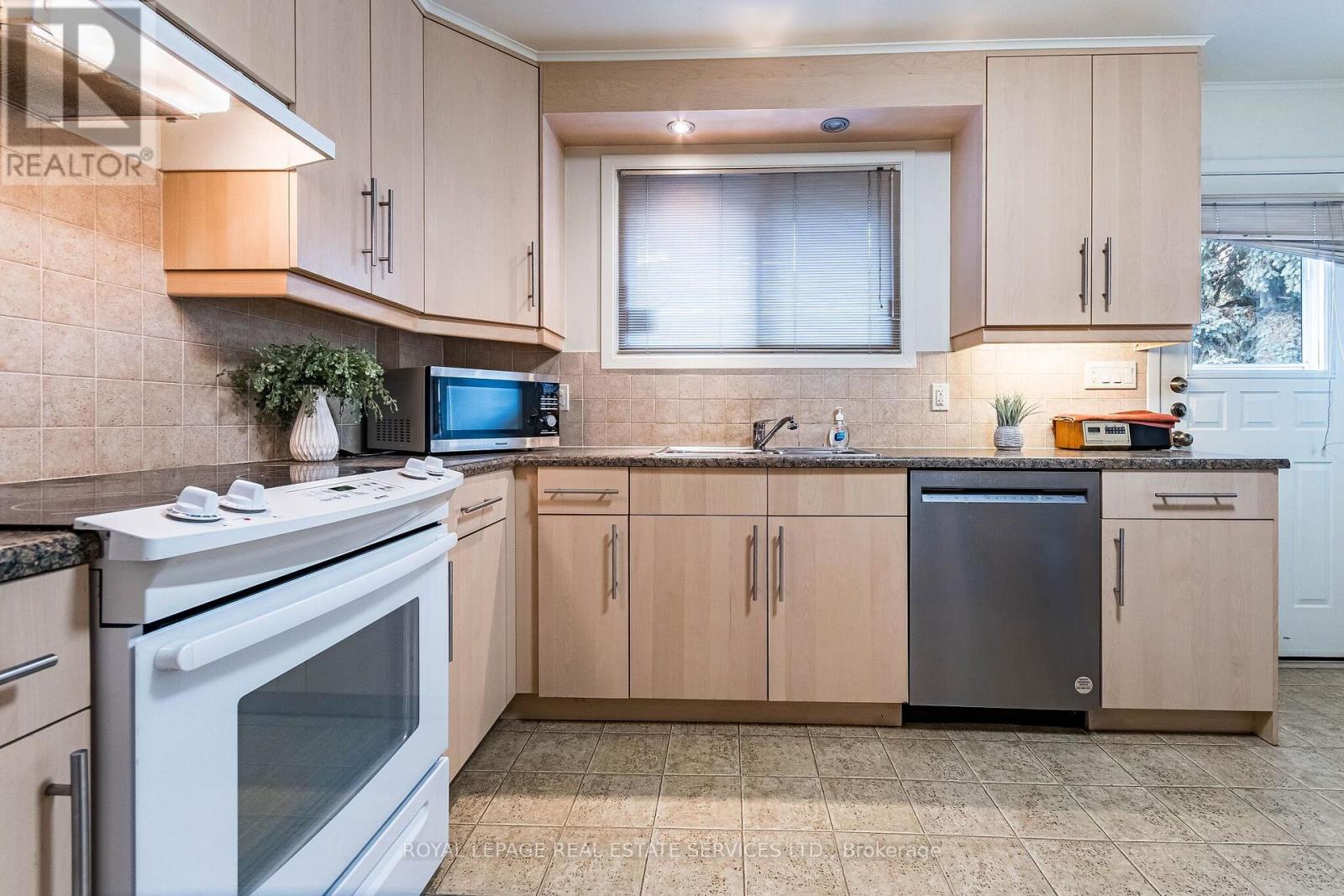 220 Edenbridge Drive, Toronto, Ontario  M9A 3H1 - Photo 8 - W14033970