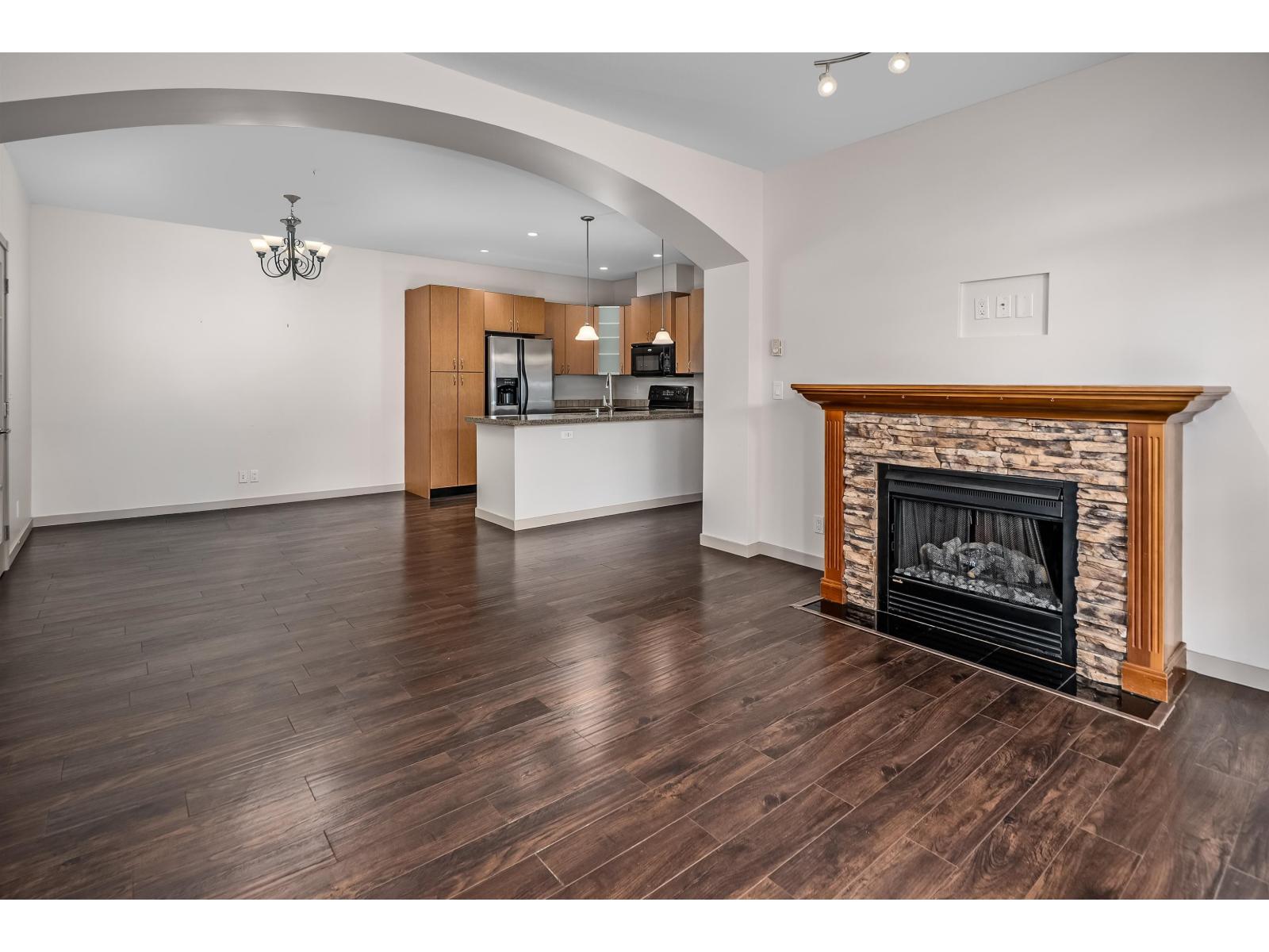 207 33485 SOUTH FRASER WAY