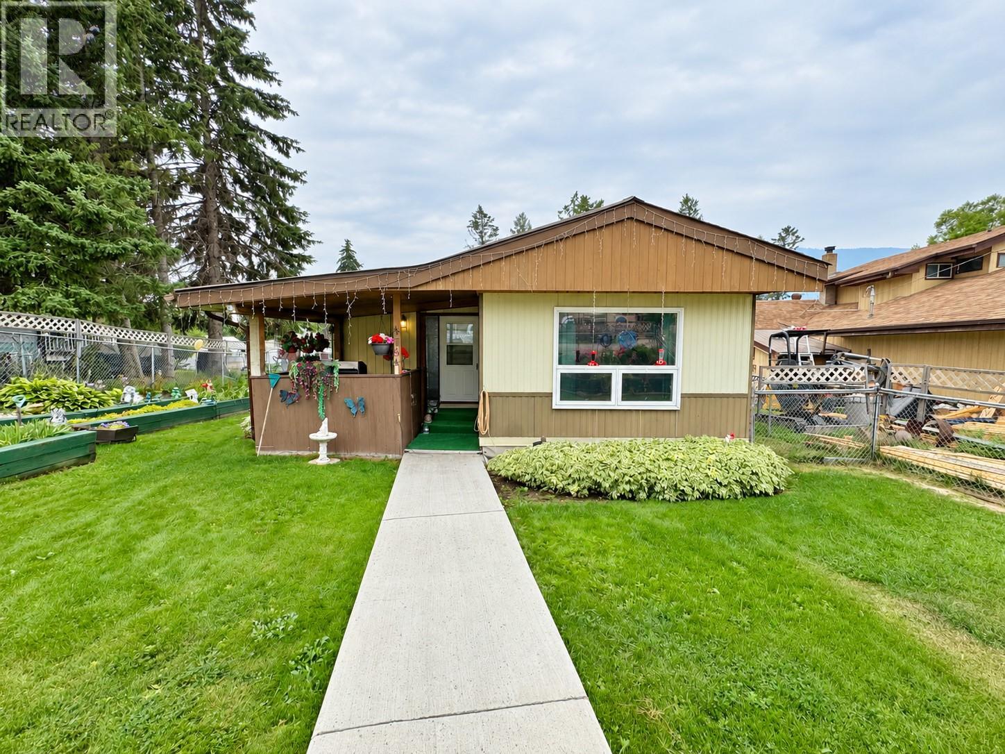 4784 Selkirk Avenue, Edgewater, British Columbia