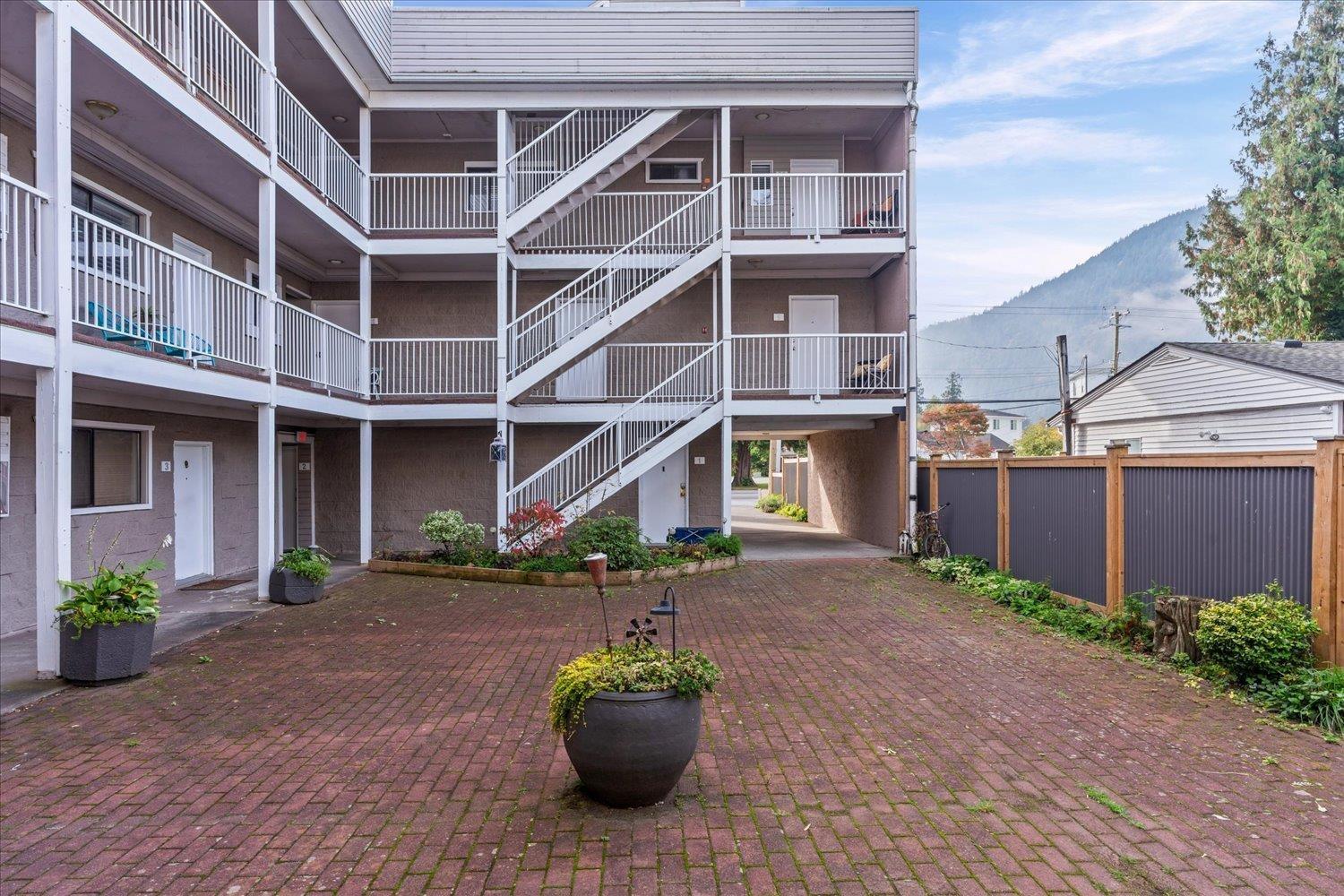 1 450 ESPLANADE AVENUE|Harrison Hot Springs