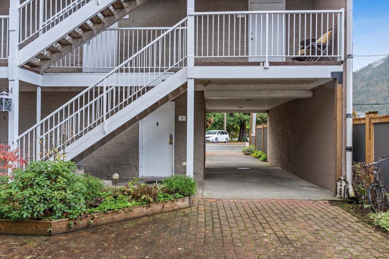 1 450 ESPLANADE AVENUE|Harrison Hot Springs