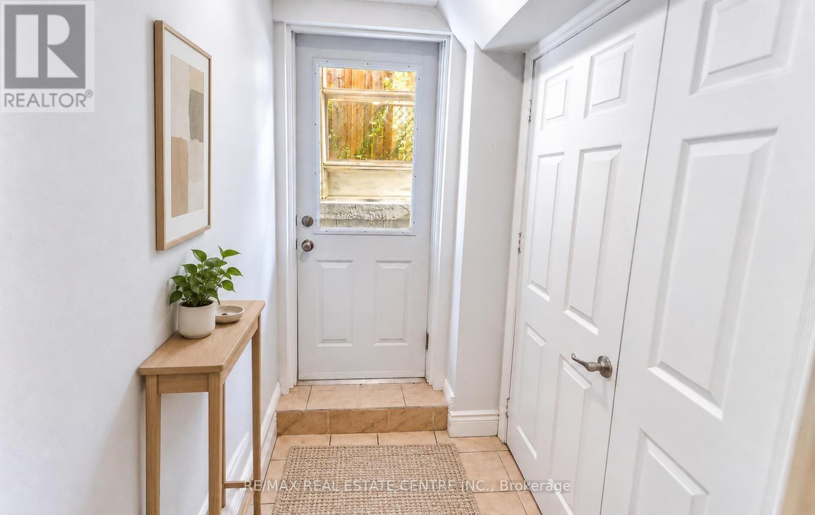 302 Southview Road, Oakville, Ontario L6K 2P5 - Photo 3 - W14019370