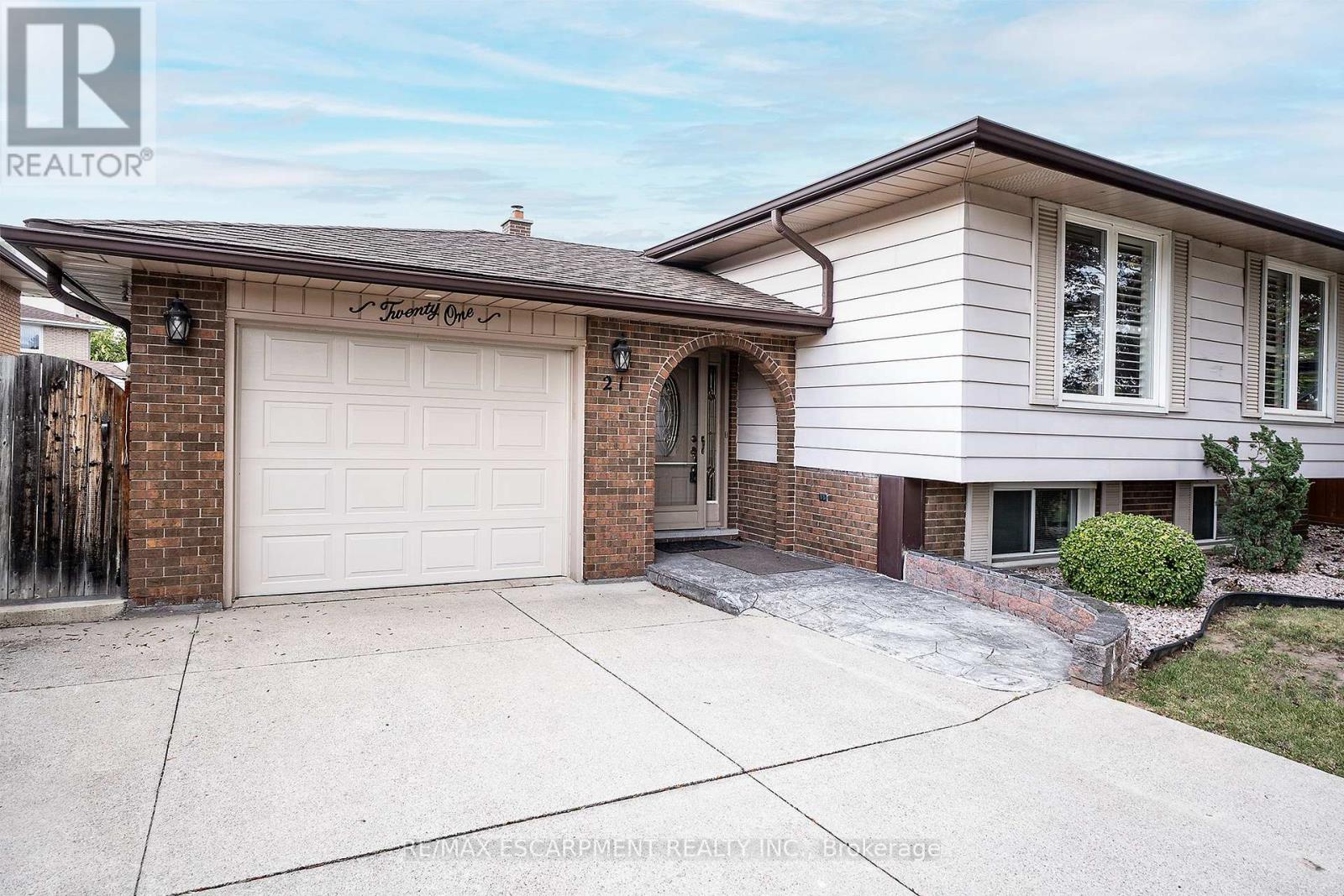 21 Green Forest Drive, Hamilton, Ontario  L8G 3A9 - Photo 2 - X14034040