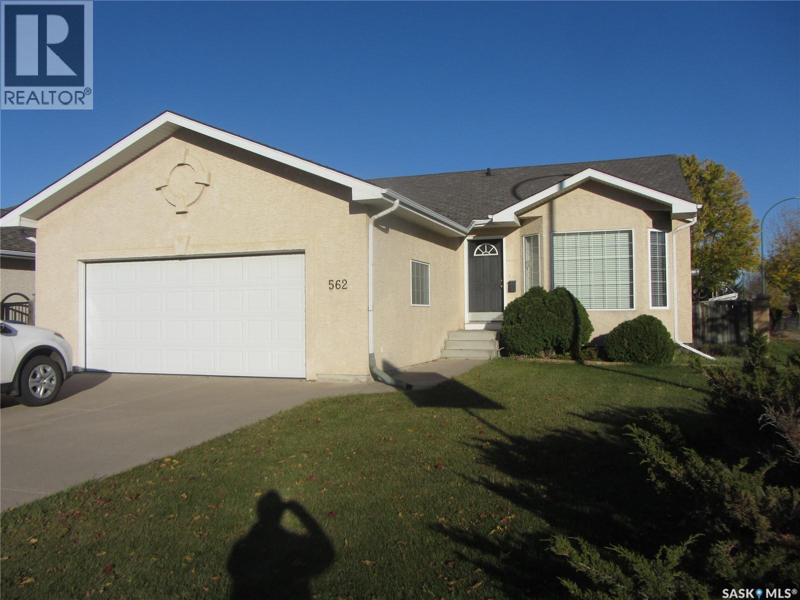562 Blackburn Crescent, Saskatoon, Saskatchewan  S7V 1E8 - Photo 2 - SK051115