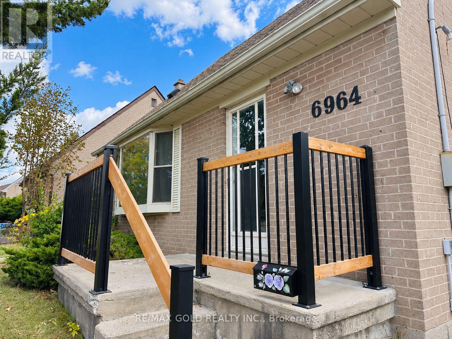 6964 Justine Drive, Mississauga, Ontario  L4T 1M3 - Photo 4 - W14034150