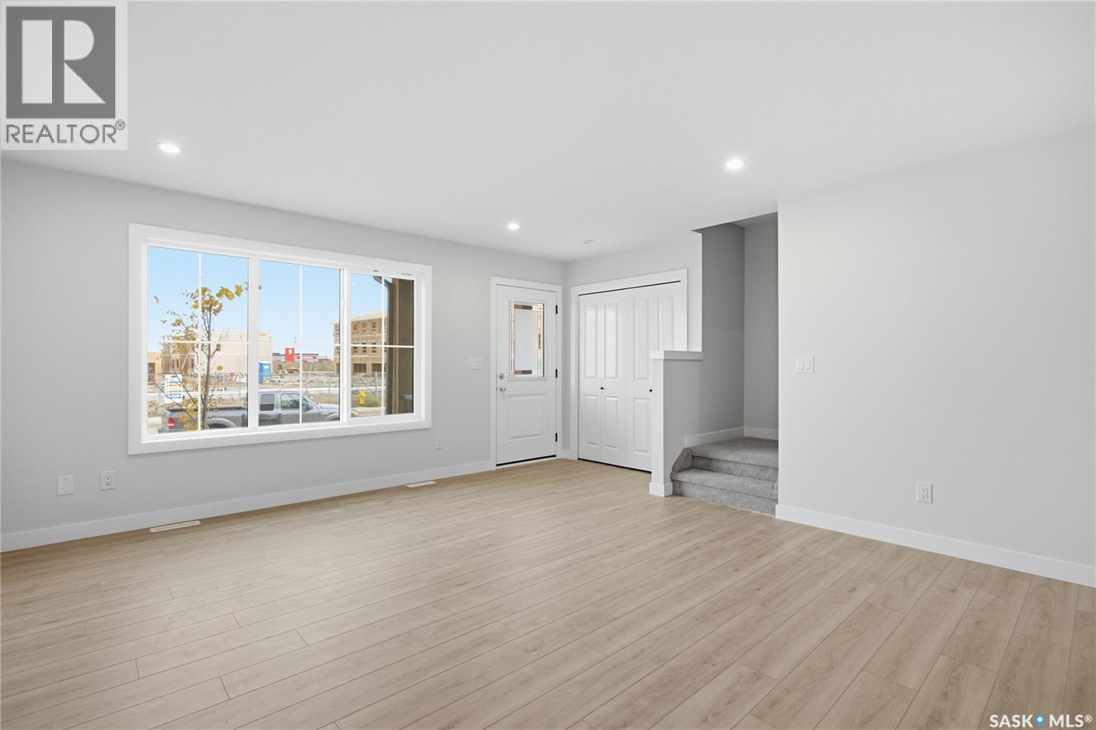 263 Mark Bend, Saskatoon, Saskatchewan  S7V 2B8 - Photo 5 - SK051046