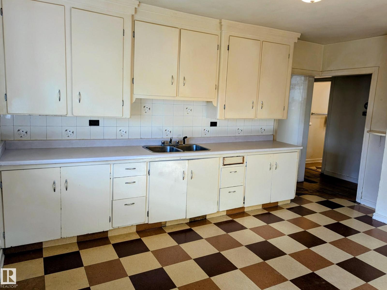 12215 101 ST NW