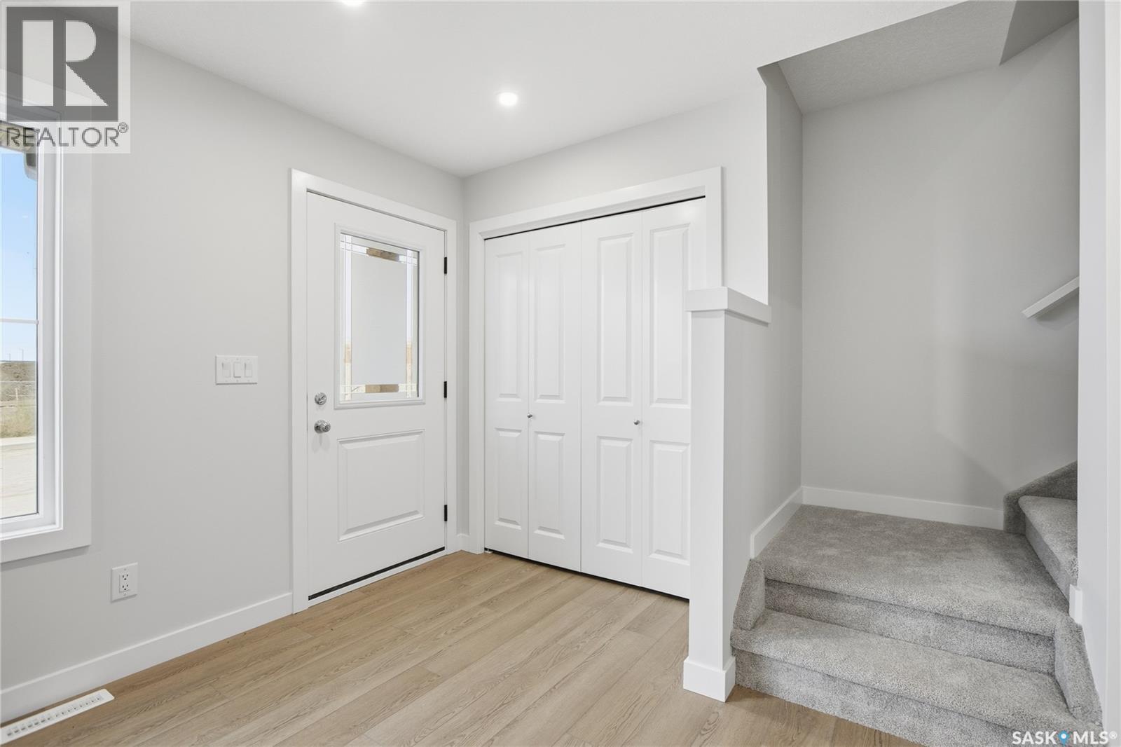 279 Mark Bend, Saskatoon, Saskatchewan  S7V 2B8 - Photo 2 - SK051143