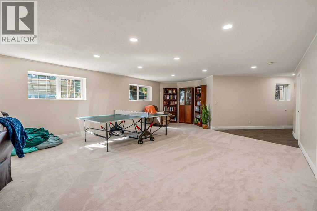 305 9 Street W