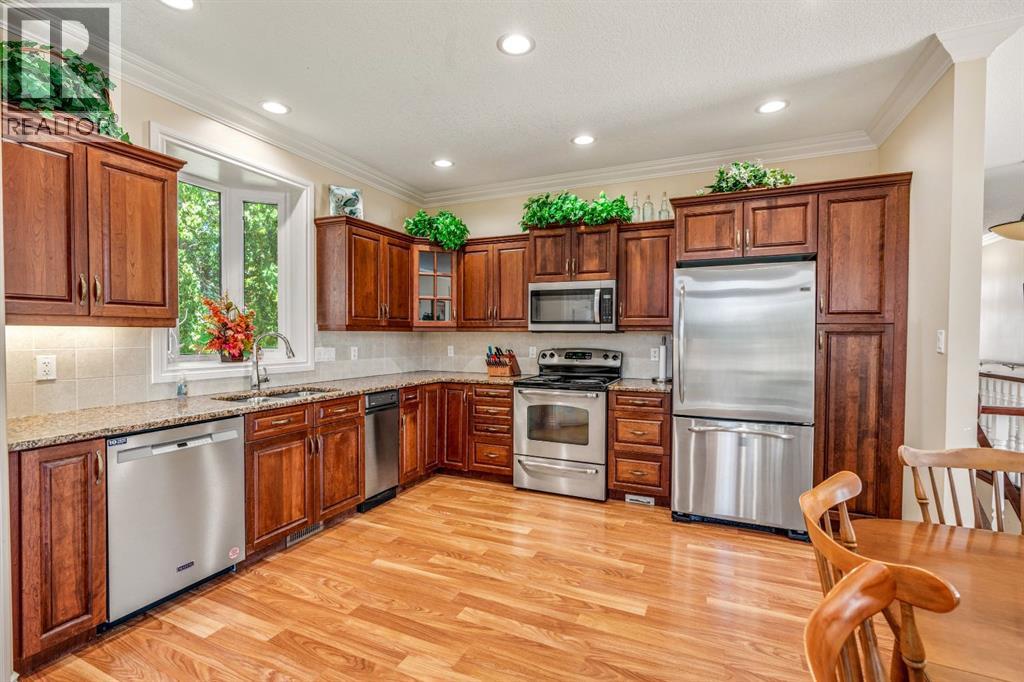 305 9 Street W