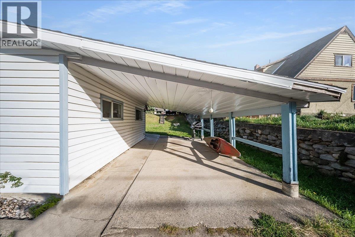 526 8th Avenue, Castlegar, British Columbia  V1N 1N6 - Photo 22 - 10403091