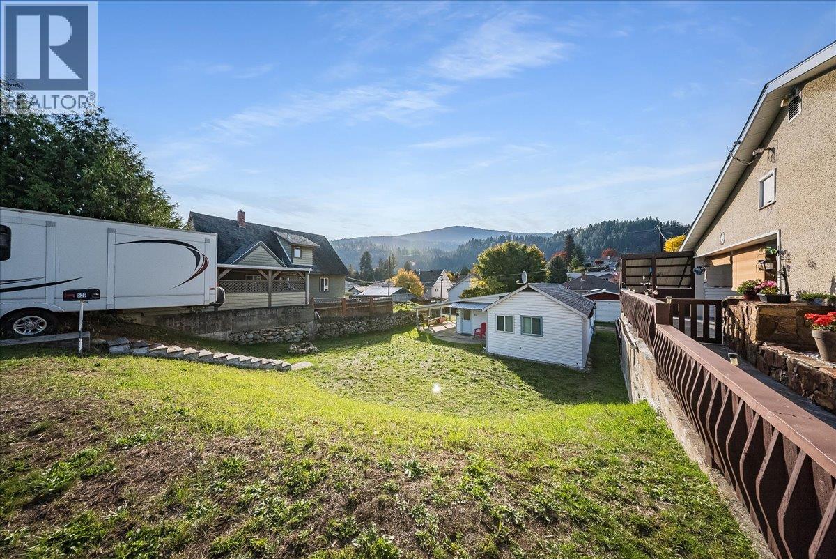526 8th Avenue, Castlegar, British Columbia  V1N 1N6 - Photo 18 - 10403091