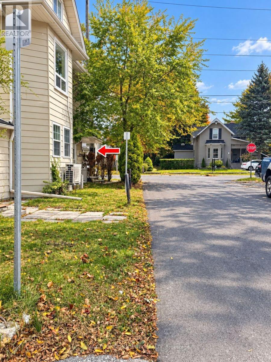 Unit 2 - 66 Prospect Street, Newmarket, Ontario  L3Y 3S9 - Photo 2 - N13882342