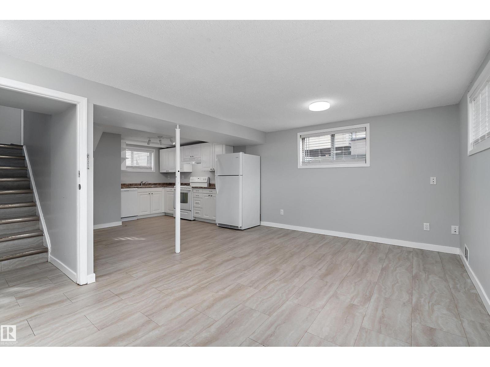 8612 30 AV NW NW