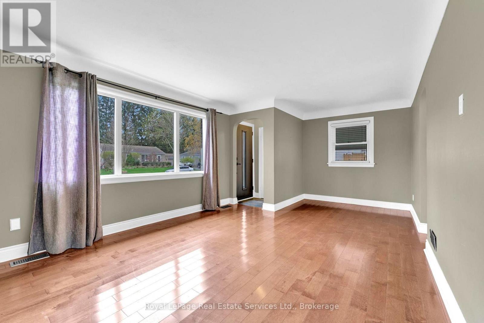 Main Floor - 65 Cumming Court, Hamilton, Ontario  L9G 1V4 - Photo 4 - X14034402
