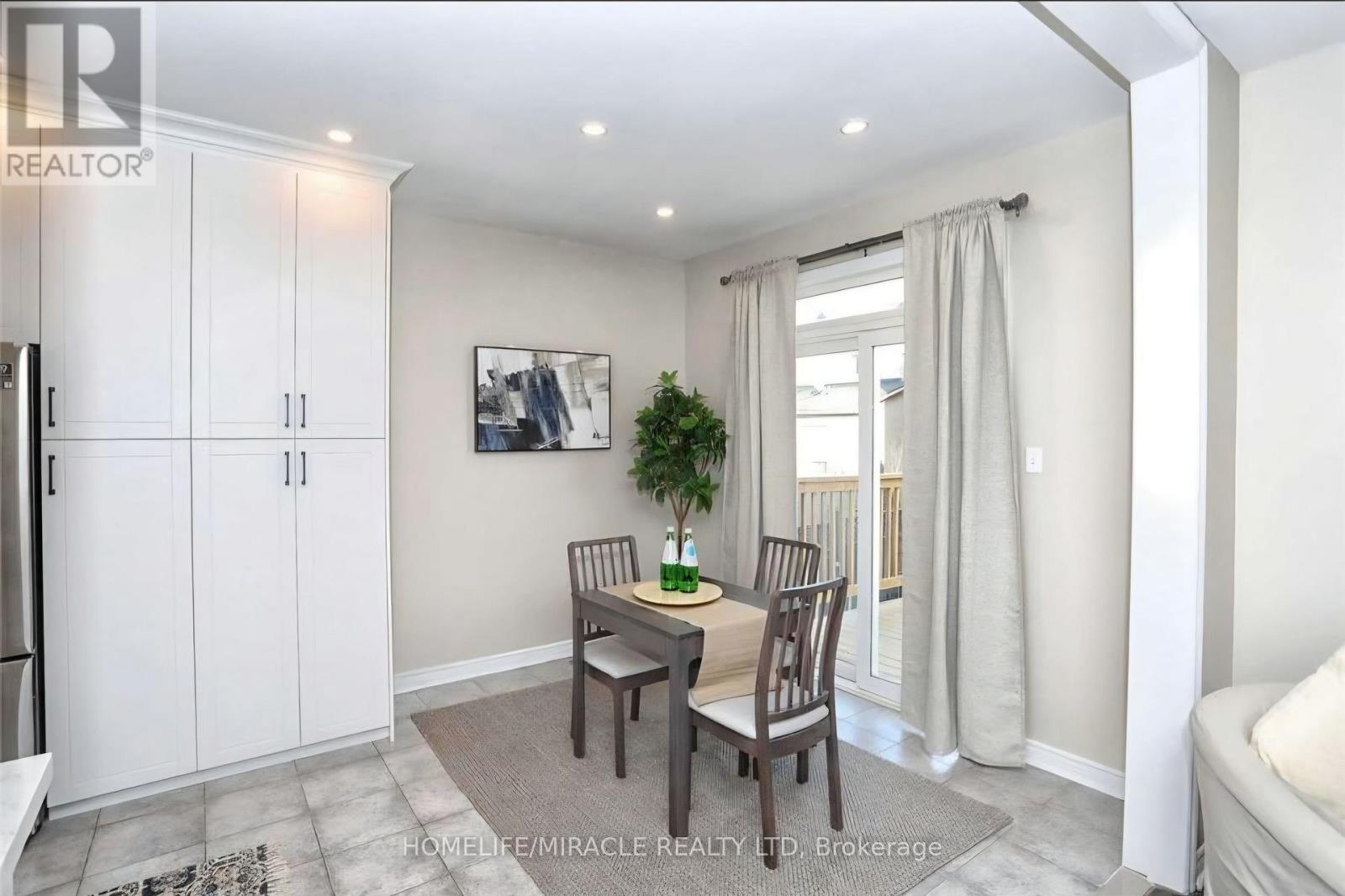 71 Pantomine Boulevard, Brampton, Ontario  L6Y 5N4 - Photo 4 - W14034414