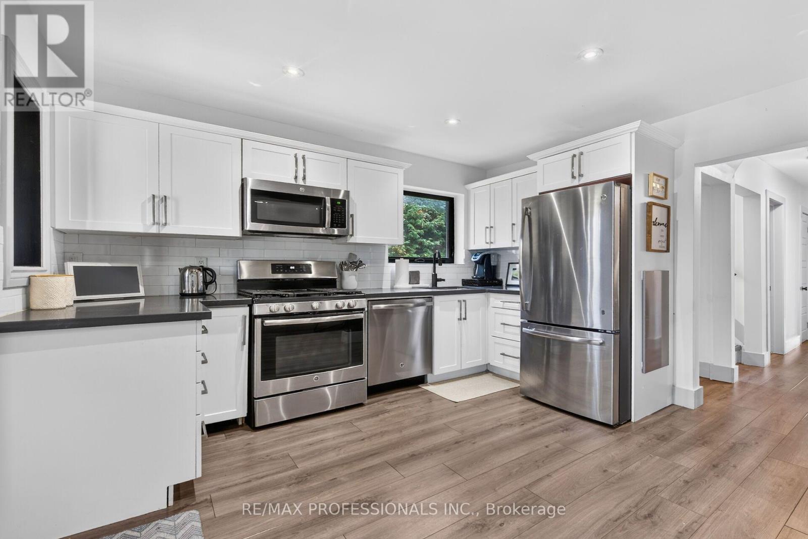 17 Hollydene Road, Toronto (Clairlea-Birchmount), Ontario  M1L 2A4 - Photo 5 - E14034490