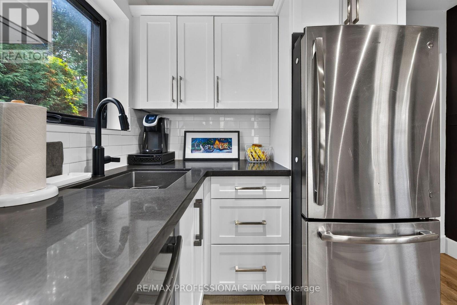 17 Hollydene Road, Toronto (Clairlea-Birchmount), Ontario  M1L 2A4 - Photo 6 - E14034490