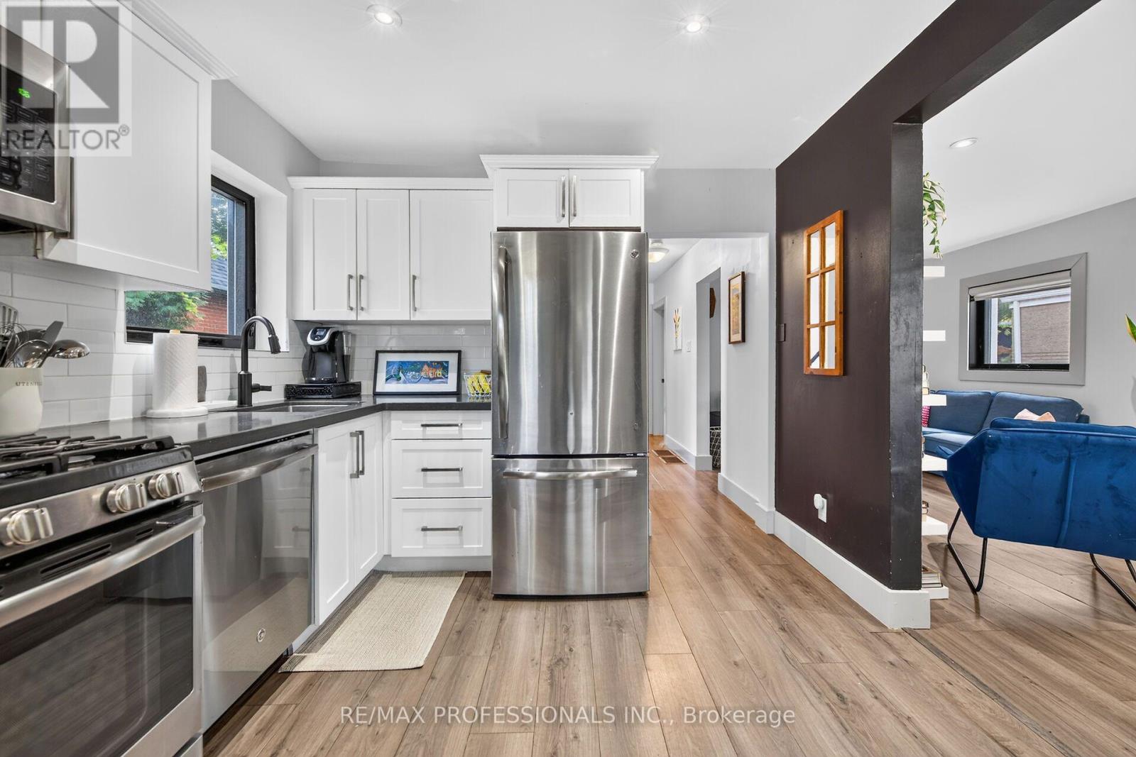 17 Hollydene Road, Toronto (Clairlea-Birchmount), Ontario  M1L 2A4 - Photo 7 - E14034490
