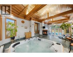 16 REDWOOD Court, Stoney Creek, Ontario