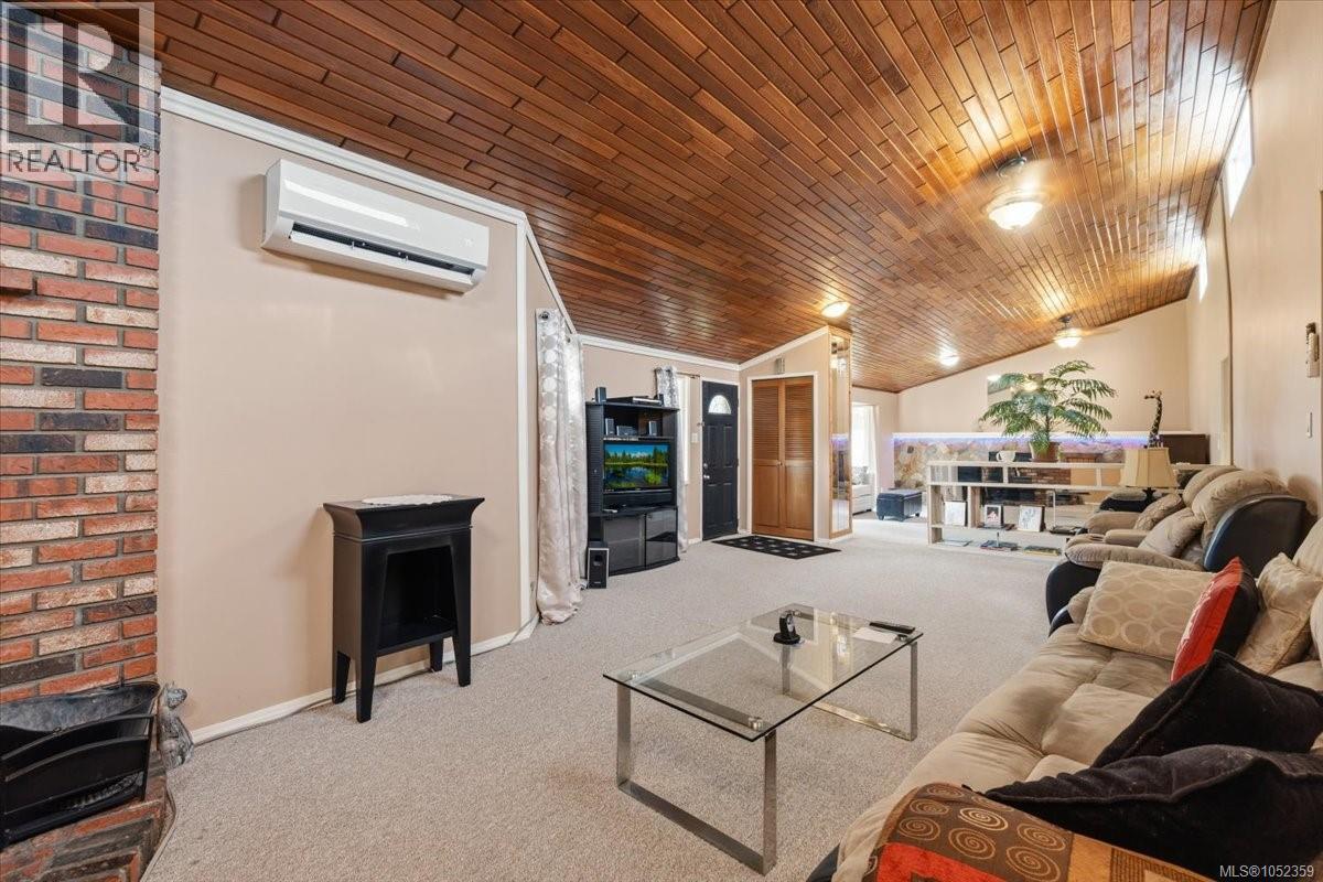 944 POPLAR Way