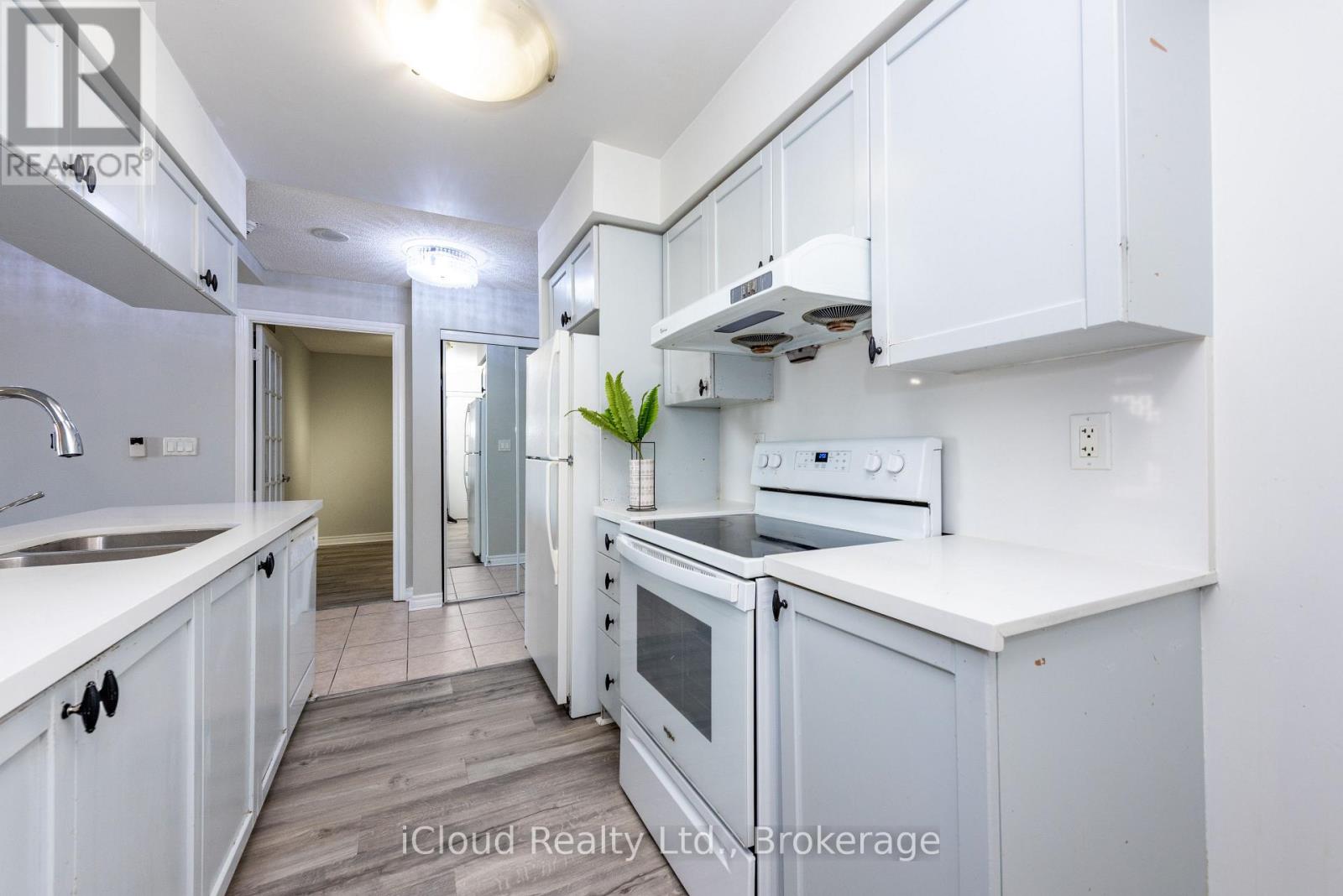 2521 - 3888 Duke Of York Boulevard, Mississauga, Ontario  L5B 4P5 - Photo 35 - W14034566
