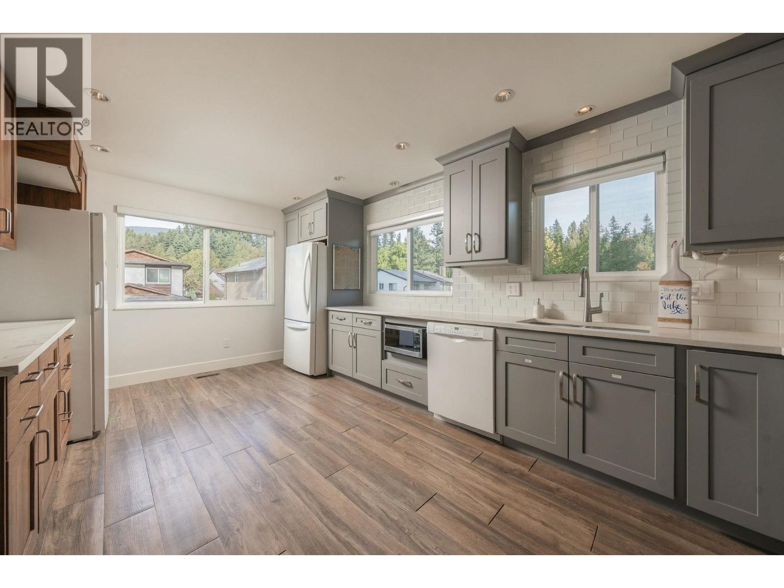 1231 River Drive, Coquitlam, British Columbia  V3E 1N7 - Photo 11 - R3175586