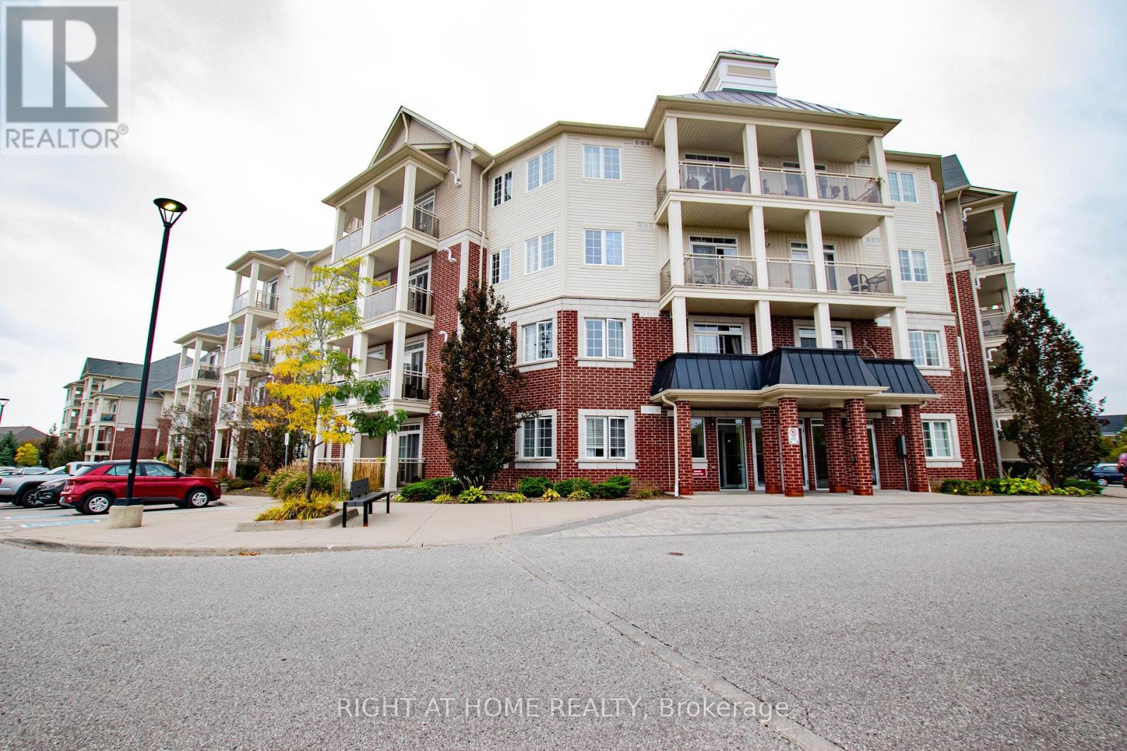 425 - 80 ASPEN SPRINGS DRIVE, Clarington, Ontario