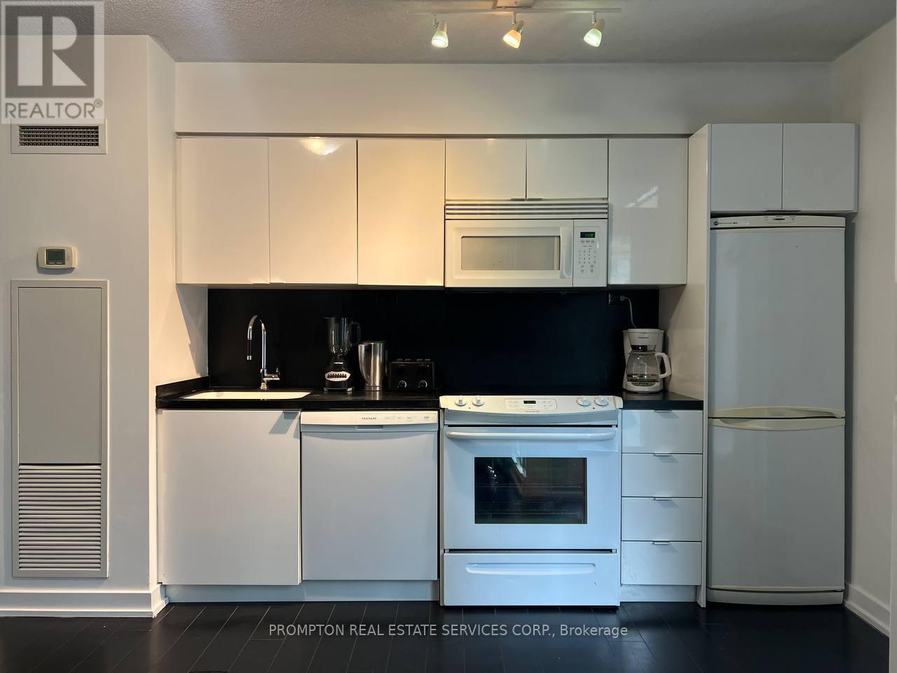 731 - 15 Iceboat Terrace, Toronto, Ontario  M5V 4A5 - Photo 3 - C14041394