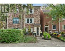 33 SANDSTONE LANE, Toronto, Ontario