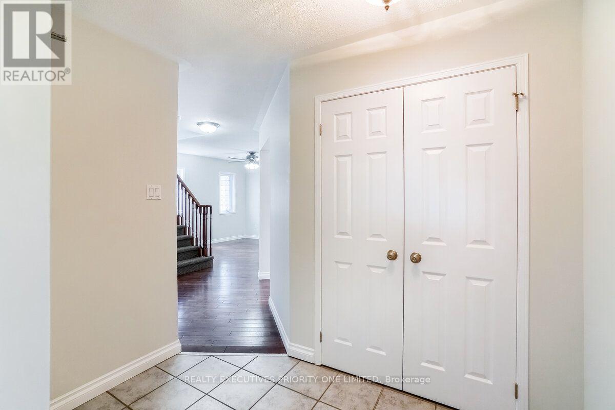 17 Drake Drive, Barrie (Painswick South), Ontario  L4N 8W3 - Photo 3 - S14079718
