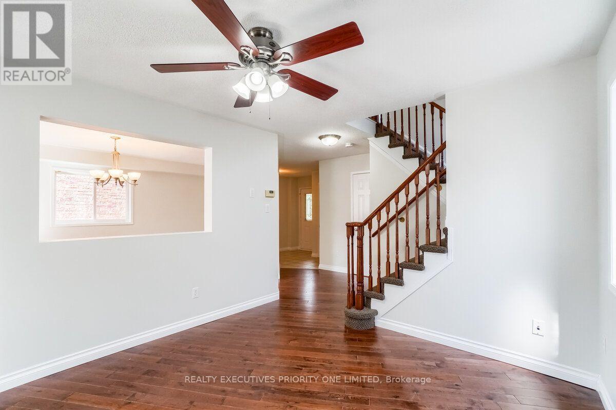17 Drake Drive, Barrie (Painswick South), Ontario  L4N 8W3 - Photo 4 - S14079718