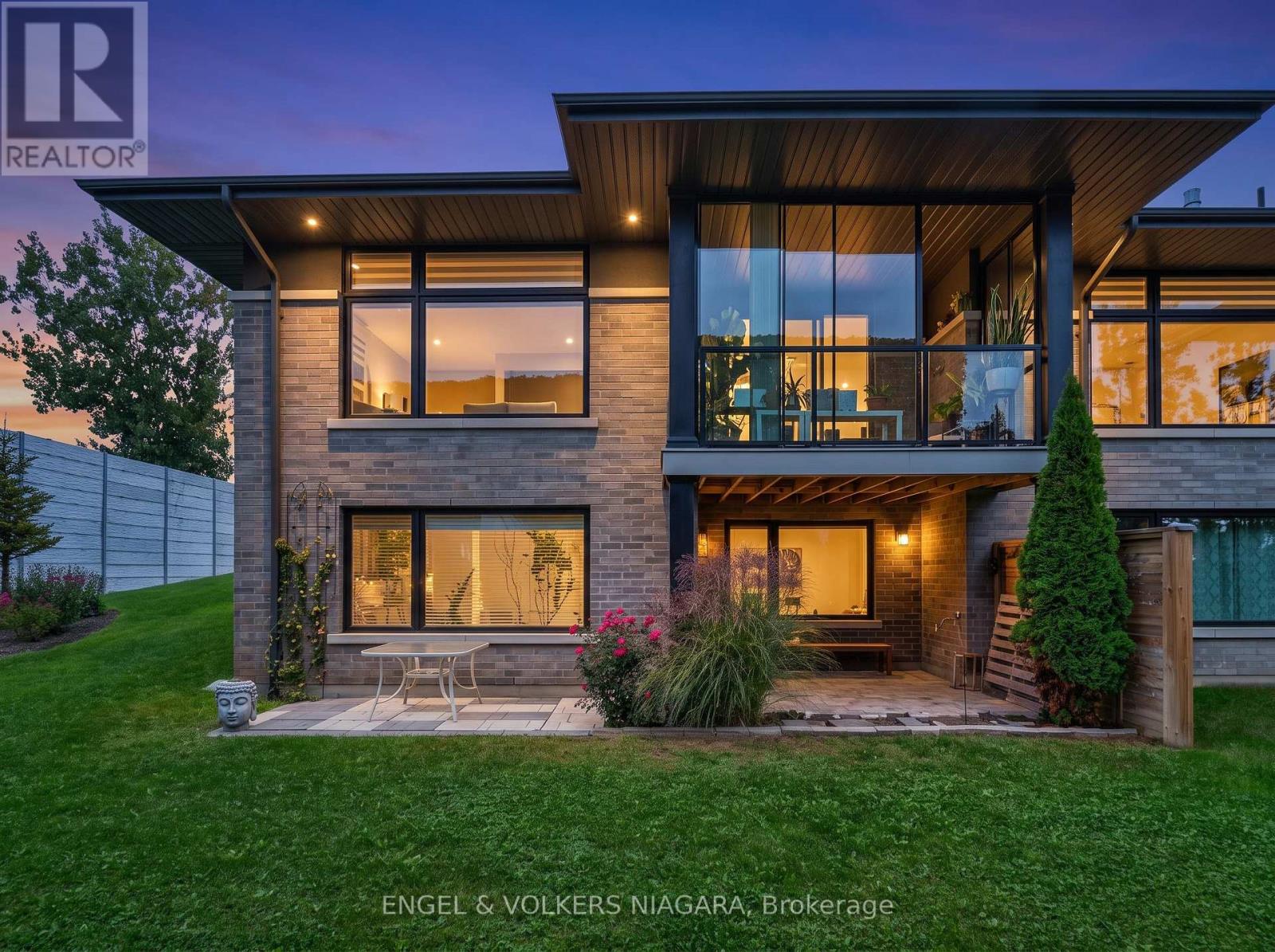 12 - 7276 Optimist Lane, Niagara Falls, Ontario  L2E 0B3 - Photo 2 - X13865710