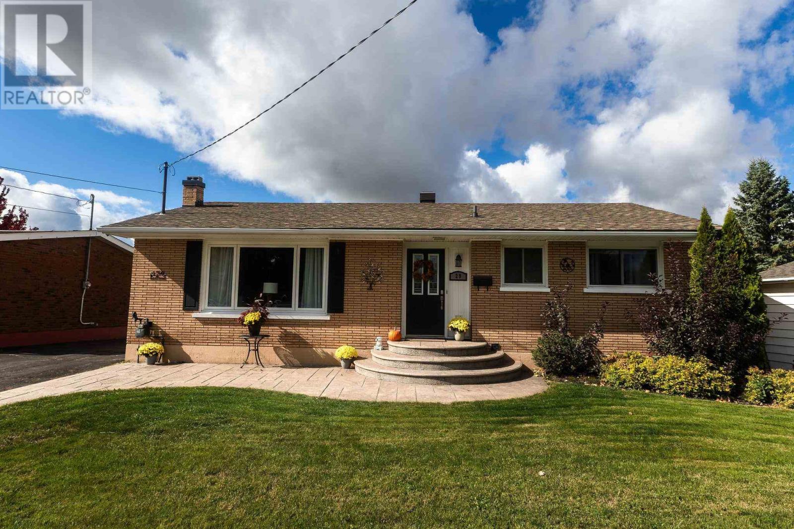 29 Routledge Ave, Sault Ste. Marie, Ontario  P6B 2X8 - Photo 2 - SM262866