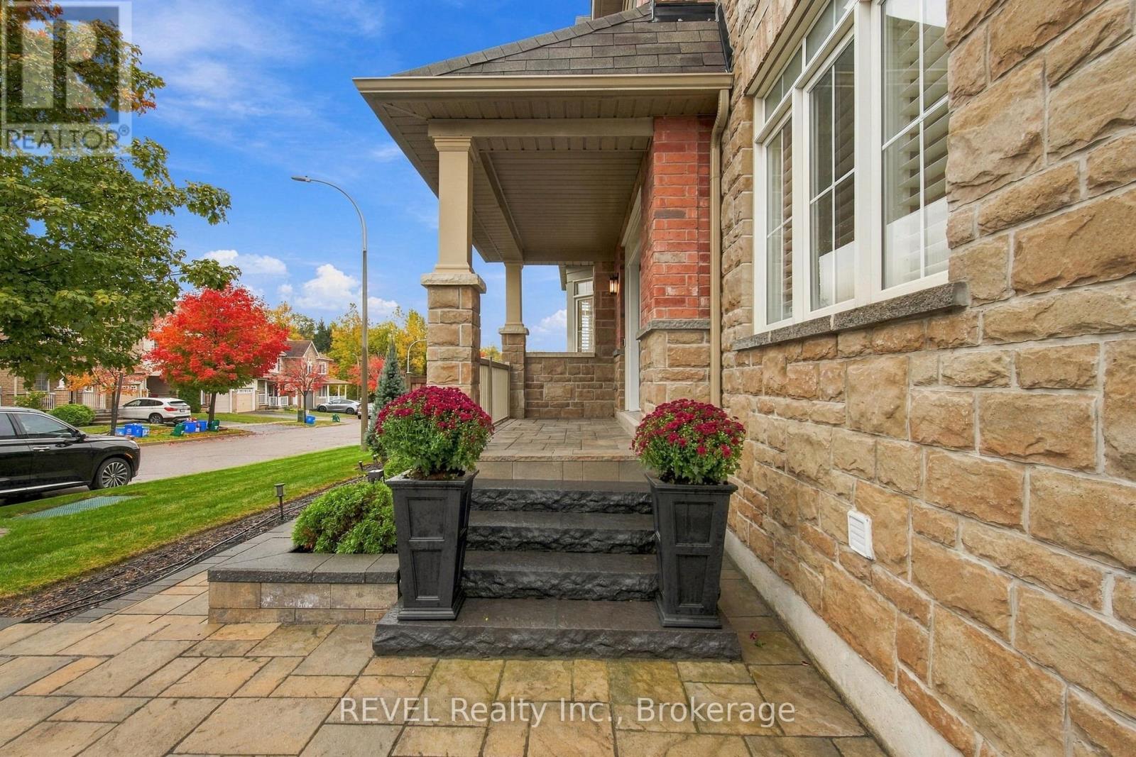 127 Cathedral Drive, Whitby, Ontario  L1R 3L9 - Photo 3 - E14079920