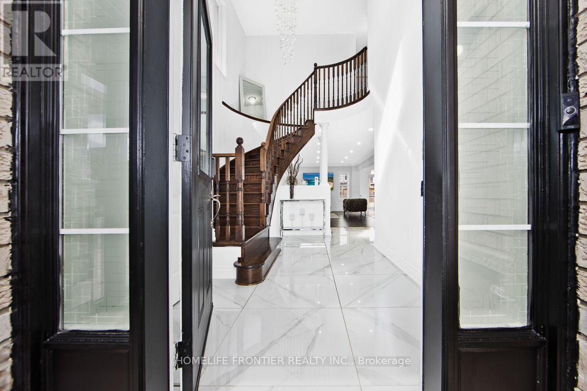 18 Hopkins Crescent, Bradford West Gwillimbury, Ontario  L3Z 0R6 - Photo 4 - N14034290