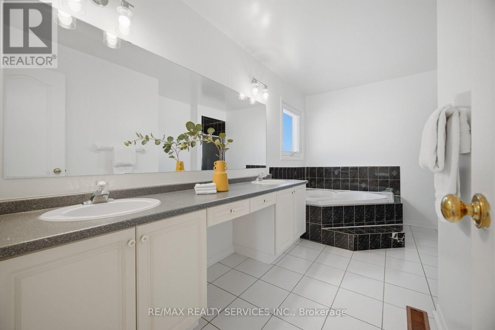 8 Gardenia Way, Caledon, Ontario  L7C 1B2 - Photo 36 - W14080042