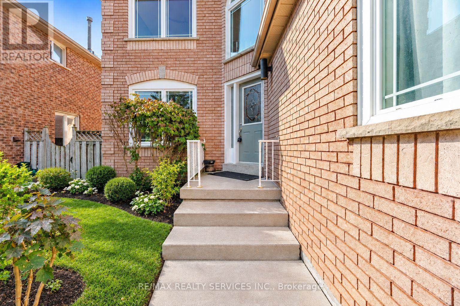 8 Gardenia Way, Caledon, Ontario  L7C 1B2 - Photo 6 - W14080042