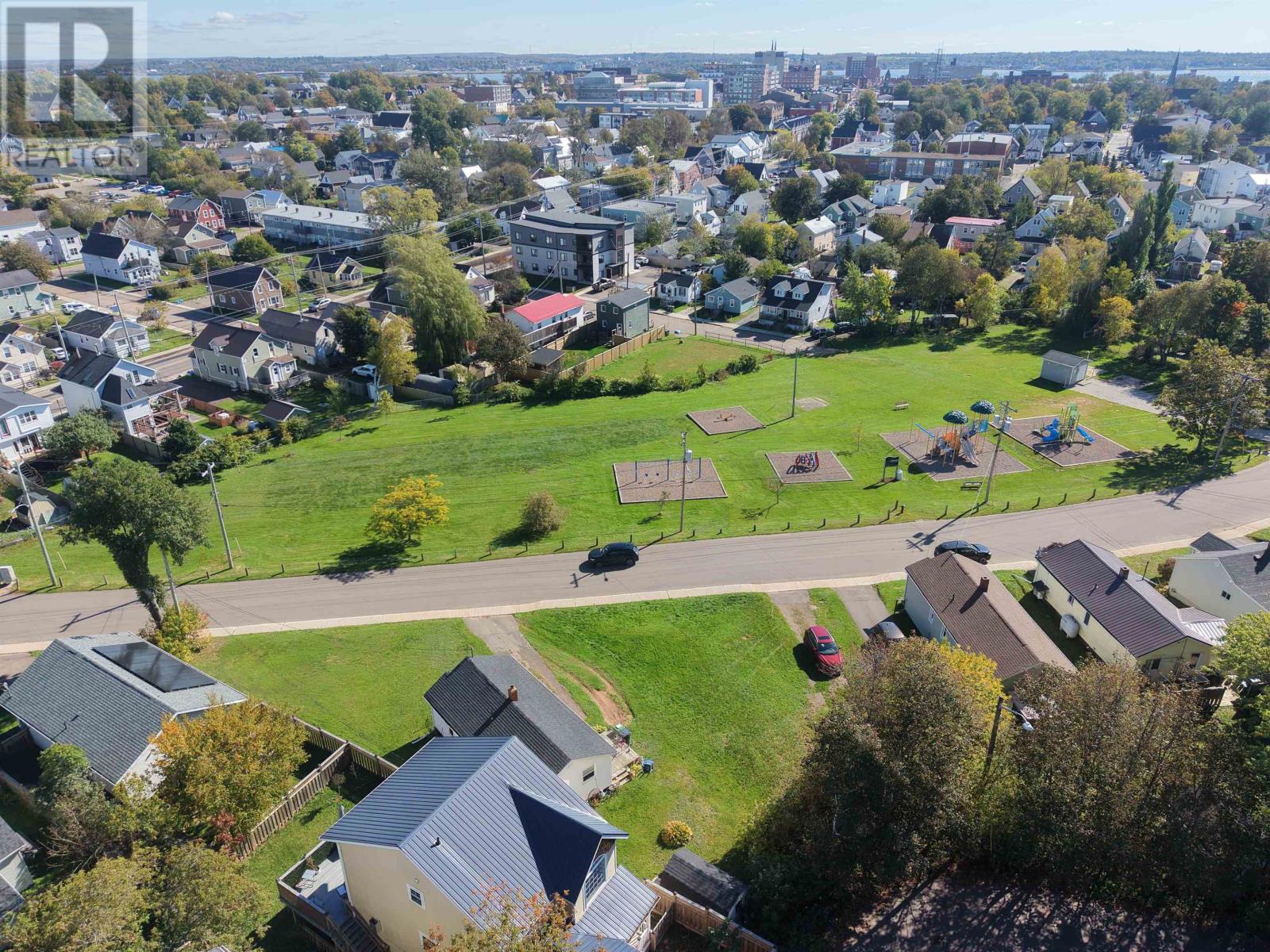 27 Desbrisay Street, Charlottetown, Prince Edward Island  C1A 4H3 - Photo 4 - 202625902