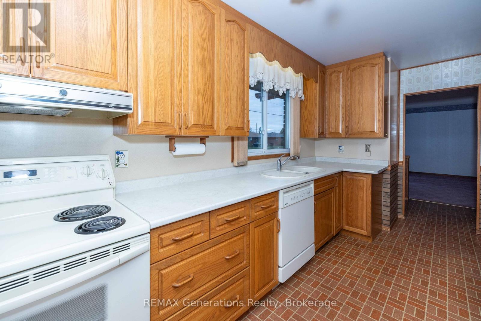 403 Churchill Drive W, Thunder Bay, Ontario  P7C 1V6 - Photo 2 - X14080496