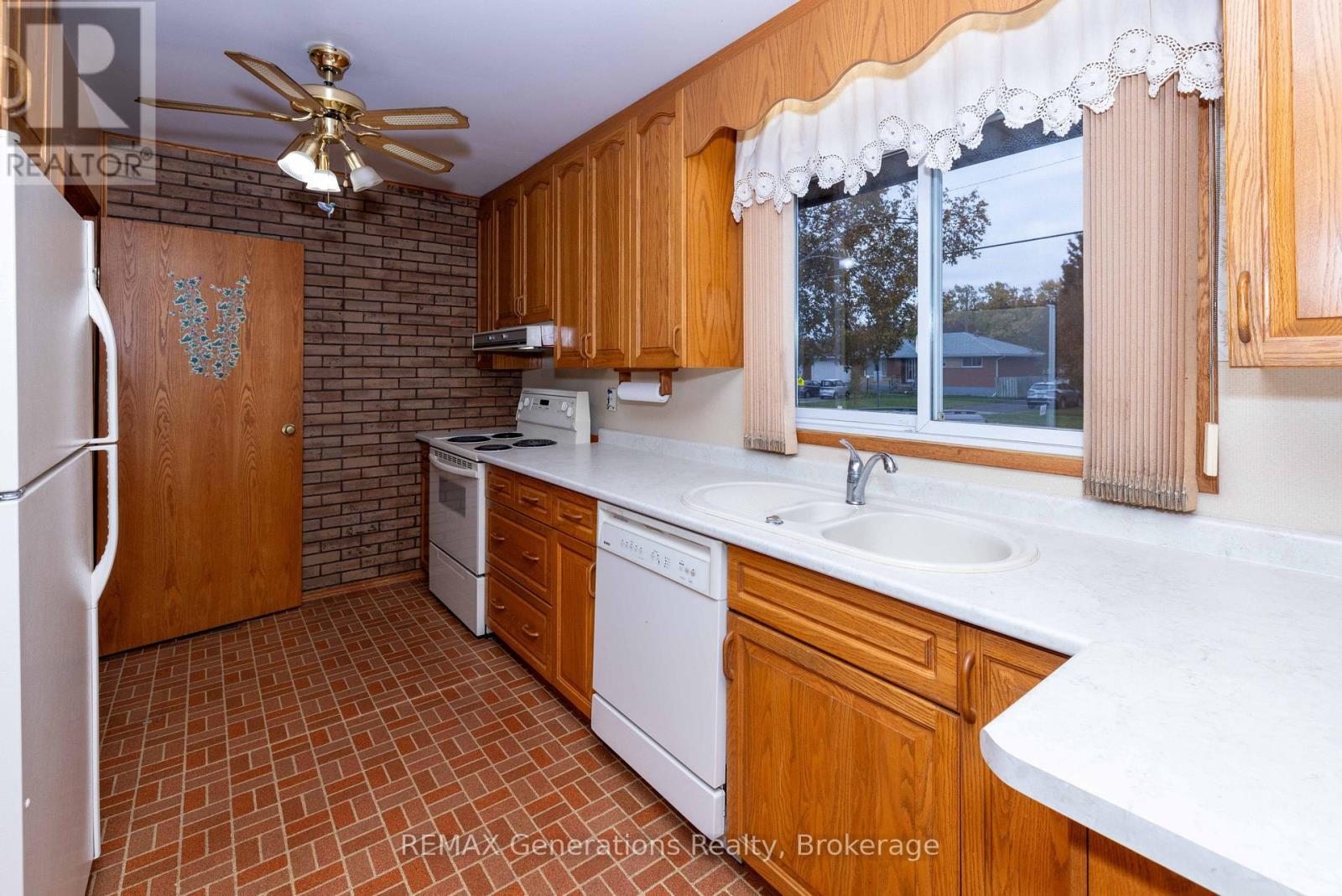403 Churchill Drive W, Thunder Bay, Ontario  P7C 1V6 - Photo 3 - X14080496