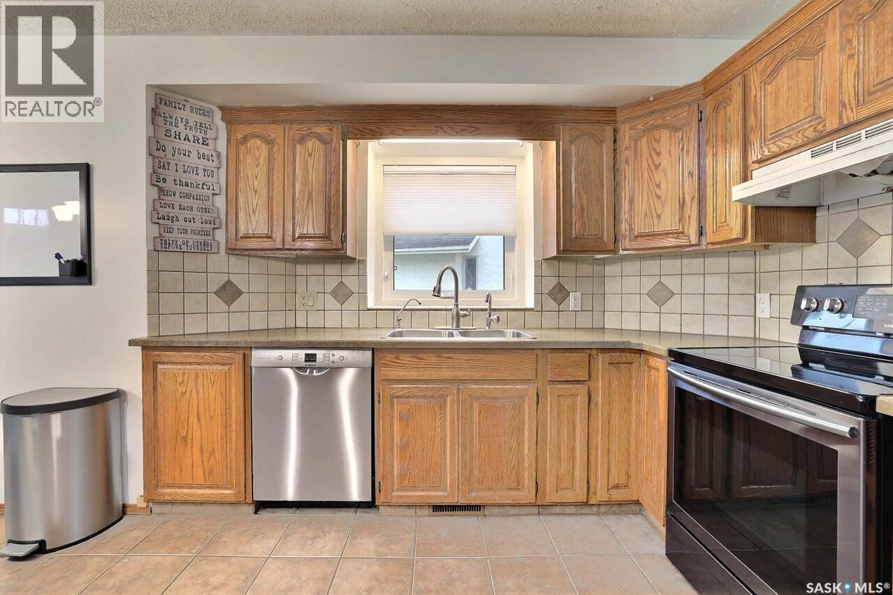 242 Par Place N, Regina, Saskatchewan  S4Y 1H3 - Photo 9 - SK051058