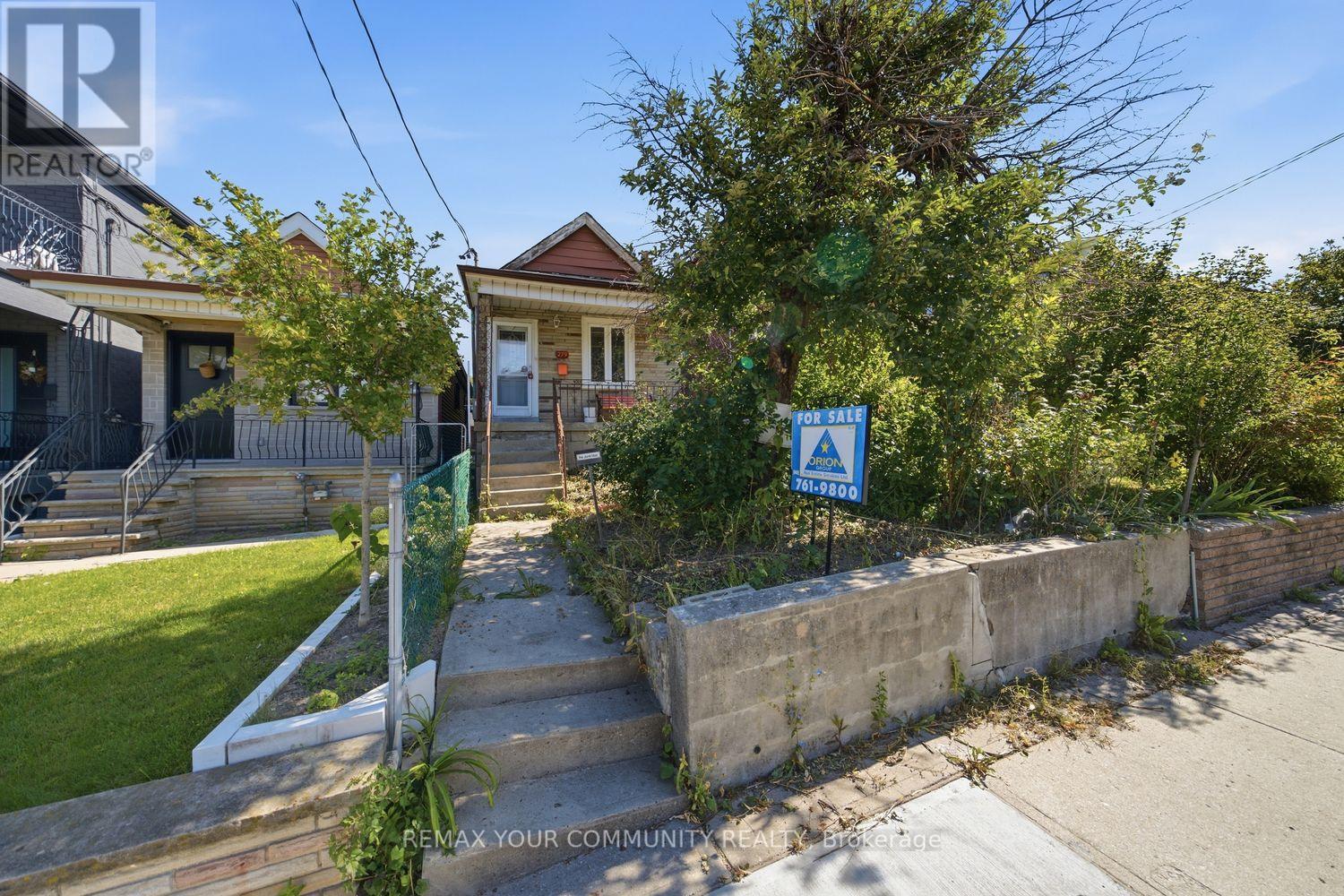 279 MCROBERTS AVENUE, Toronto, Ontario